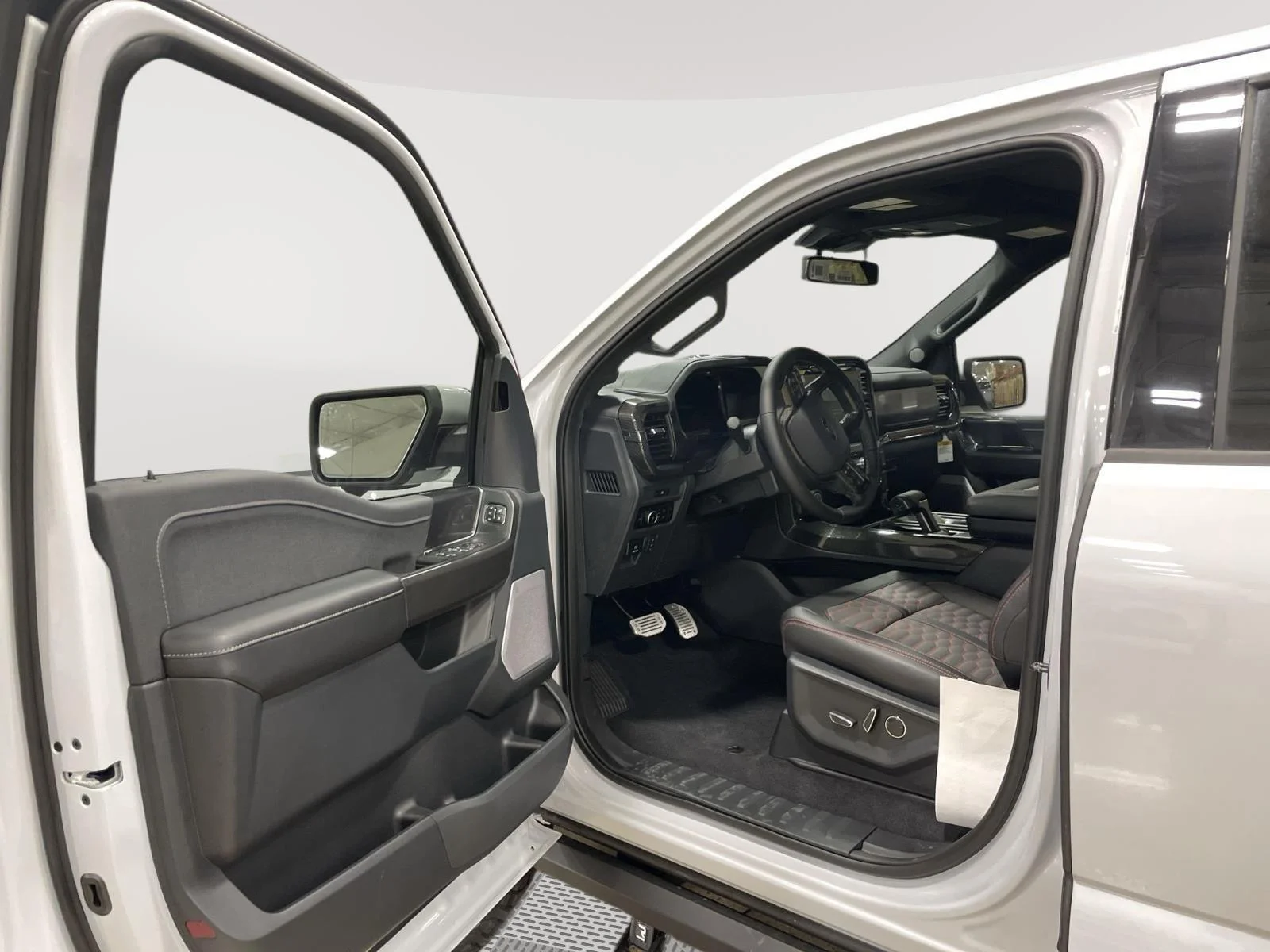 2025 Ford F-150 Lariat - Photo 8