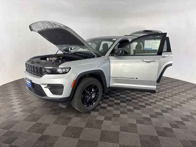 Used 2025 Silver Jeep Altitude image 12