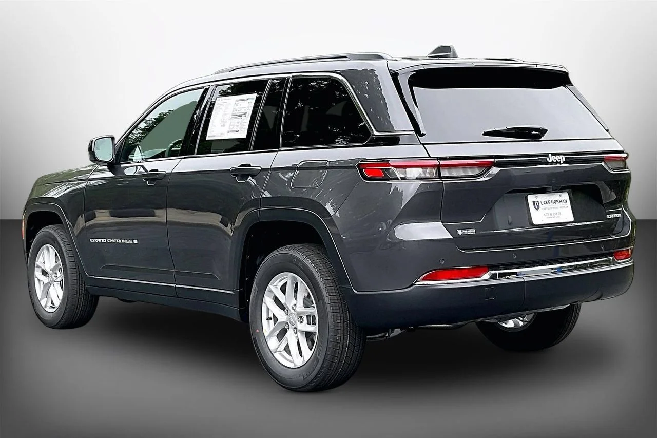 New 2026 Baltic Gray Metallic Clearcoat Jeep Laredo image 6