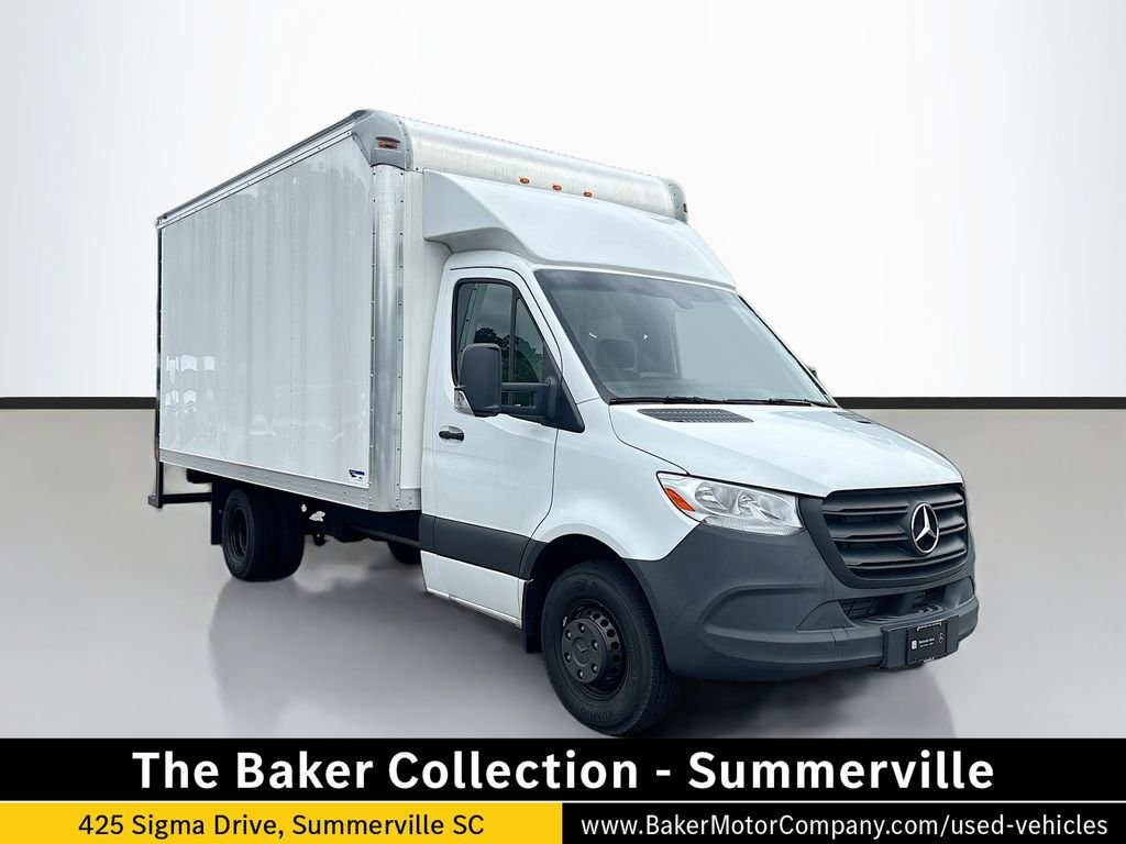 Used 2024  Mercedes-Benz DRY BOX TRUCK image 1