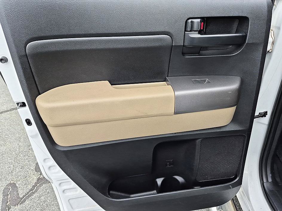 Used 2013 White Toyota GRADE image 27