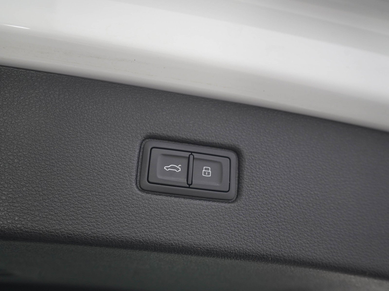 Used 2017 White Audi quattro image 12