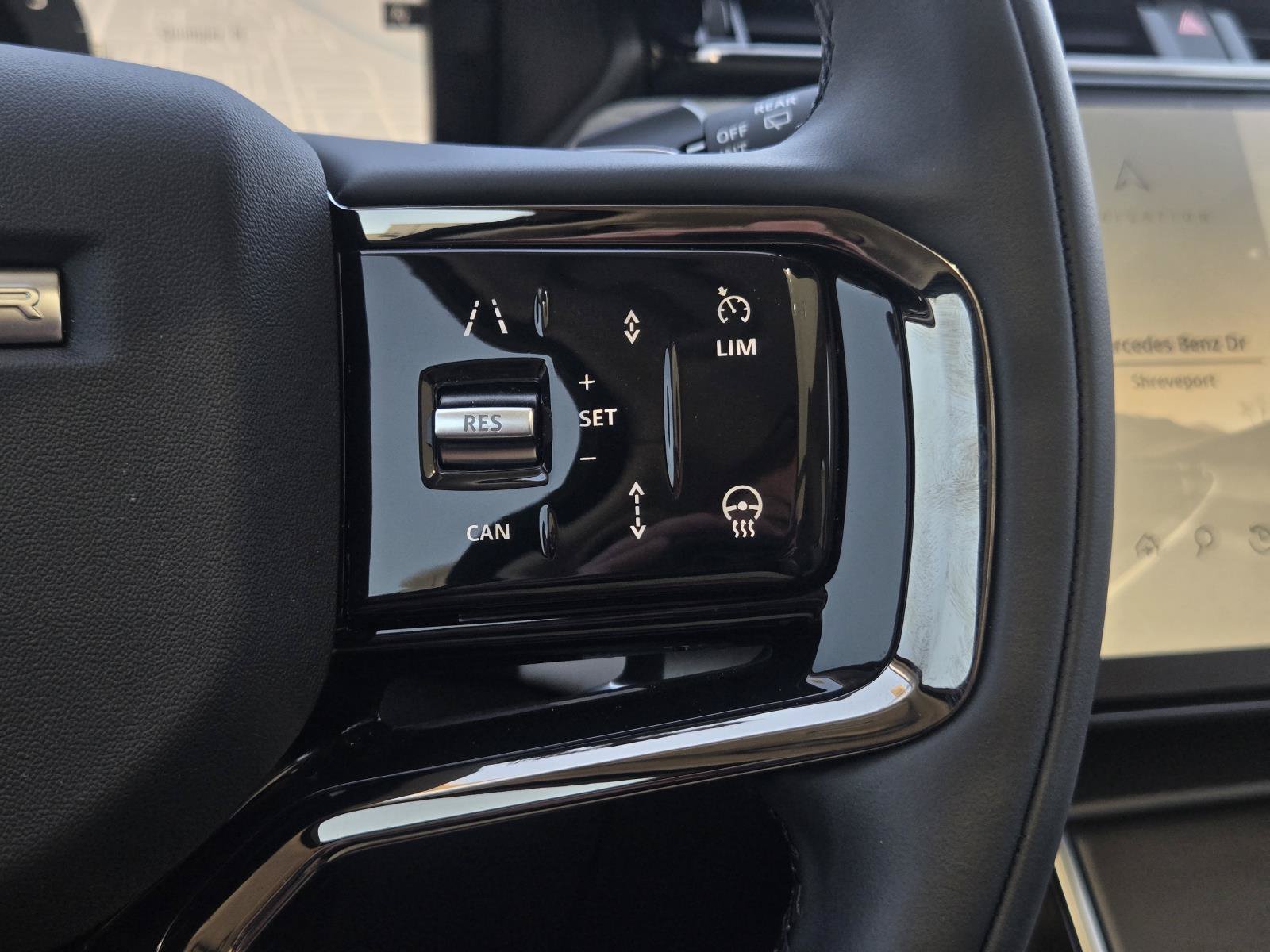 Used 2025 Fuji White Land Rover Dynamic SE image 17