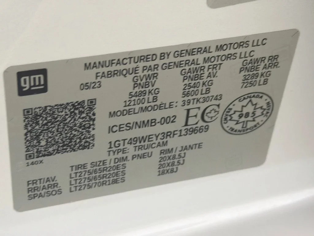 Used 2024 White Frost Tricoat GMC Denali image 30