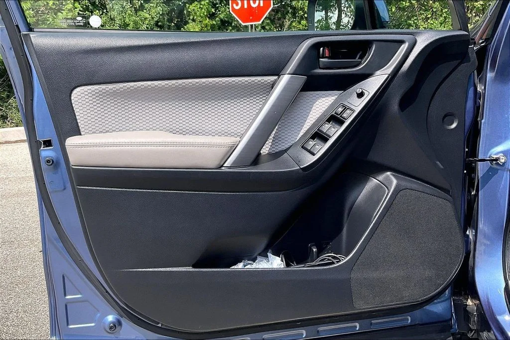 Used 2017 Blue Subaru 2.5i Premium image 23