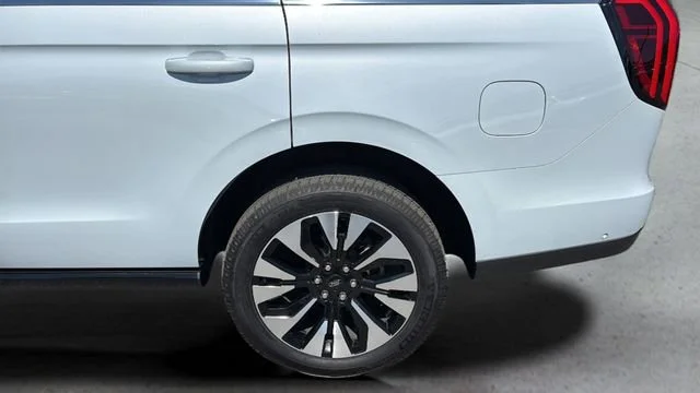 Used 2025  Ford Platinum image 37