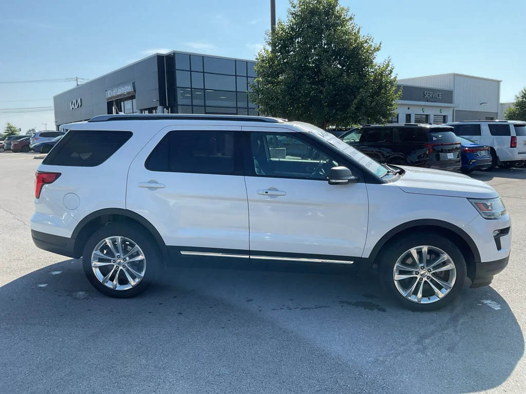 Used 2019 White Platinum Metallic Tri-Coat Ford XLT image 11