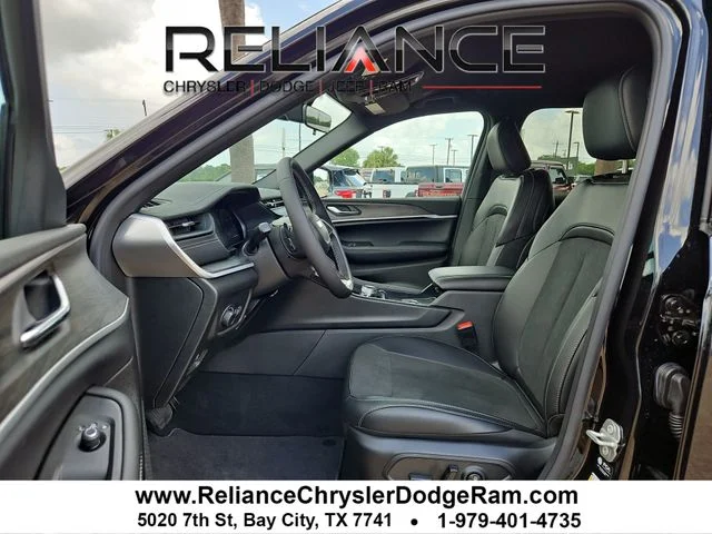 New 2026 Diamond Black Crystal Pearl-Coat Exterior Paint Jeep Altitude image 10