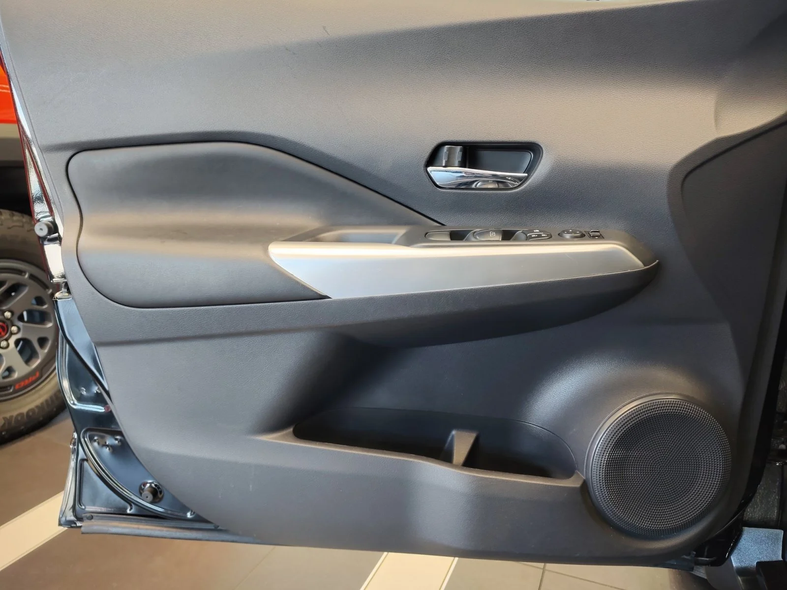 Used 2019 Super Black Nissan SR image 27