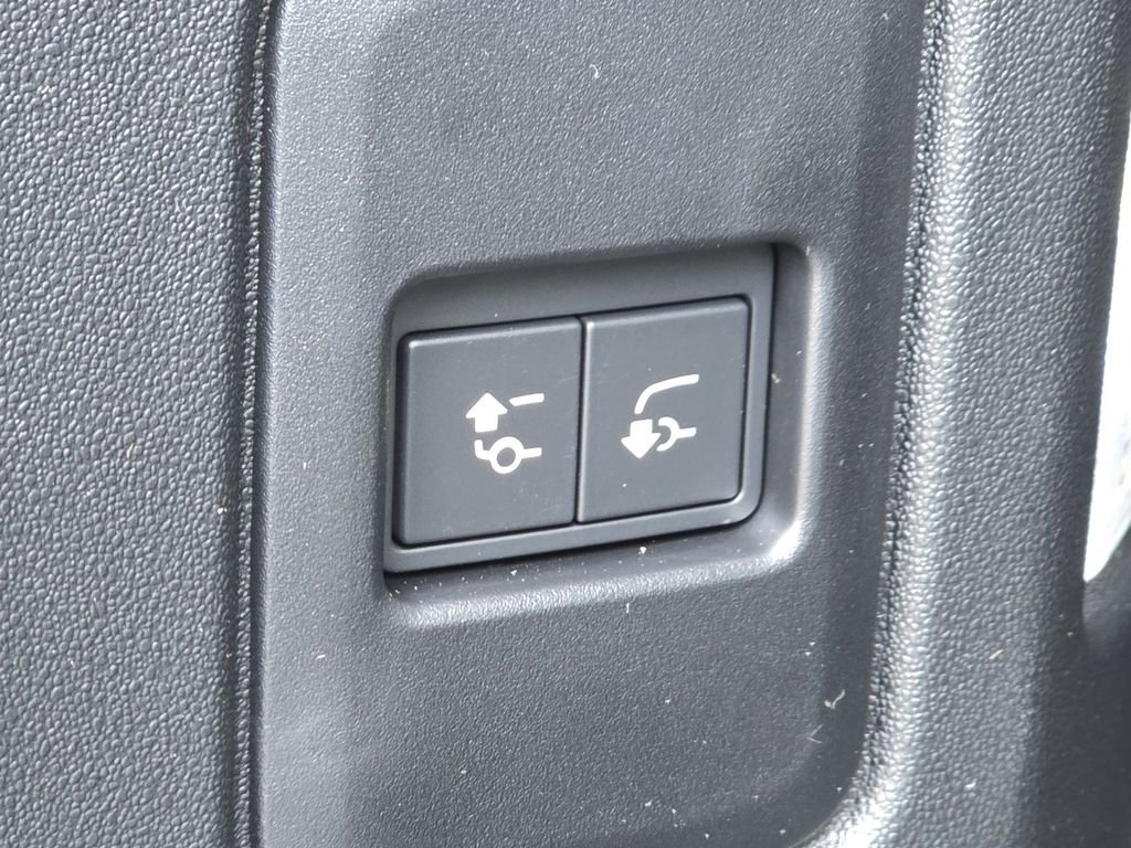 New 2026 Fuji White Land Rover X-Dynamic se image 20