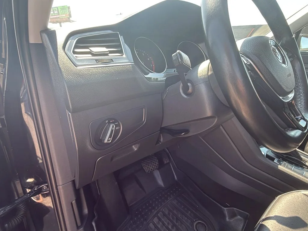 Used 2019 Deep Black Pearl Volkswagen SE image 13