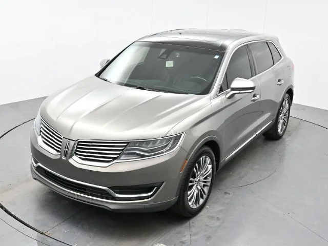 Used 2016 Luxe Metallic Lincoln Reserve image 36