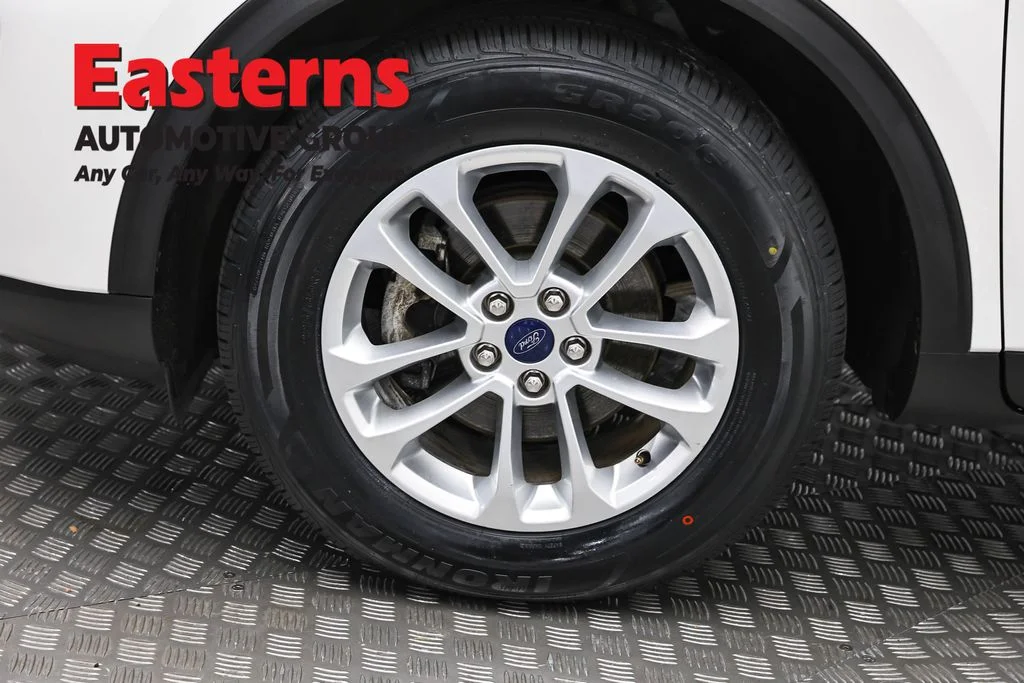 Used 2022 White Ford SE image 33