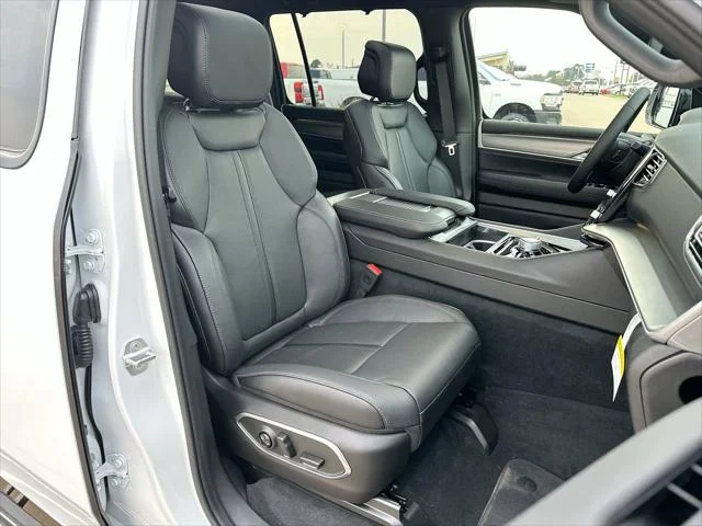 New 2026 Bright White Clear-Coat Exterior Paint Jeep Limited Reserve image 26