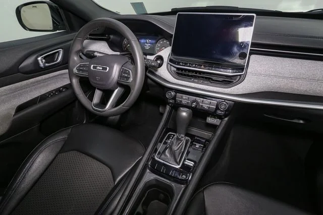 Used 2024 White Jeep Latitude image 17