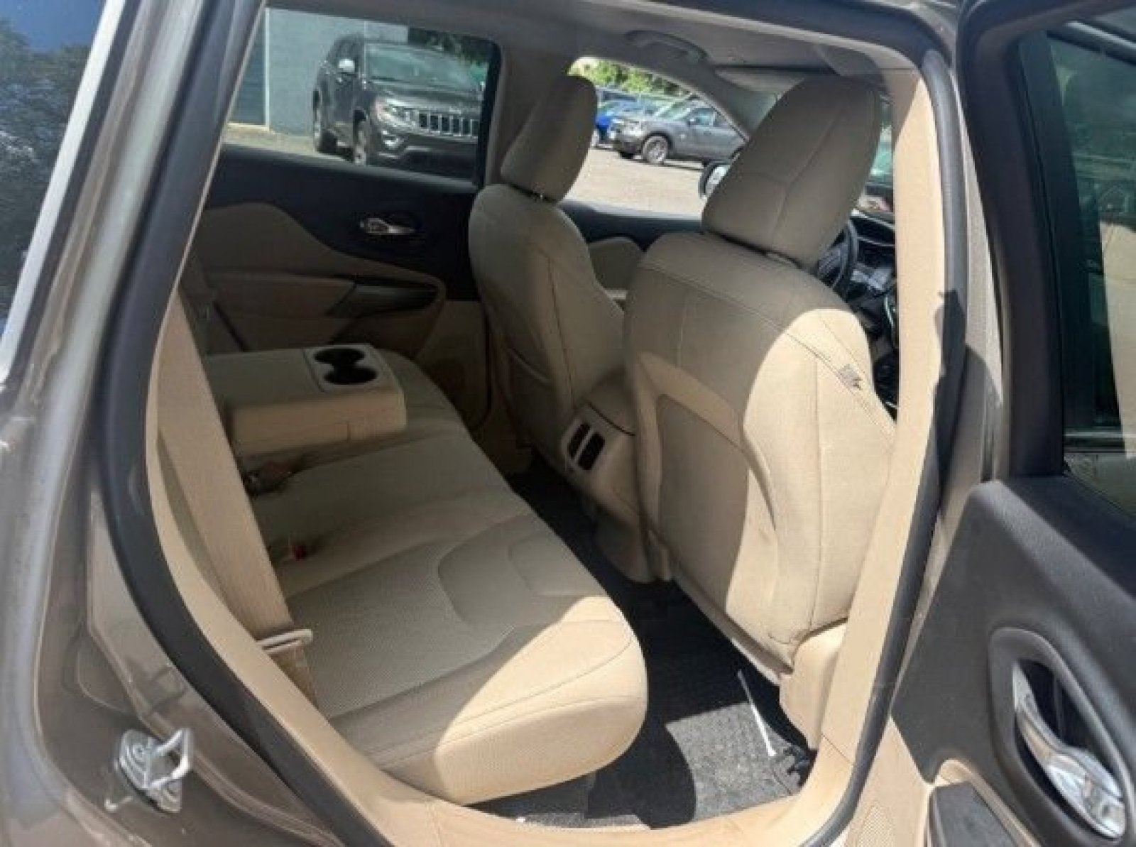 Used 2019 Light Brownstone Pearlcoat Jeep Latitude image 13