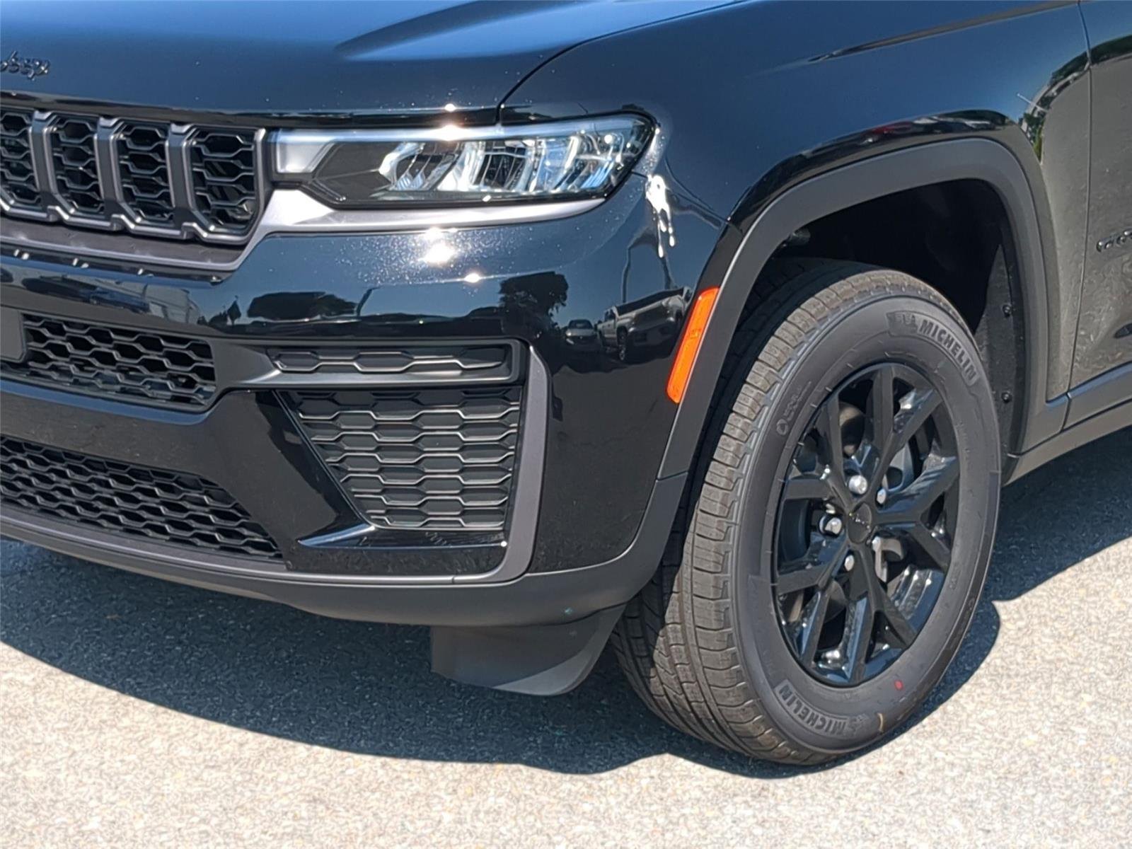 New 2026 Diamond Black Crystal Pearl-Coat Exterior Paint Jeep Laredo Altitude image 9