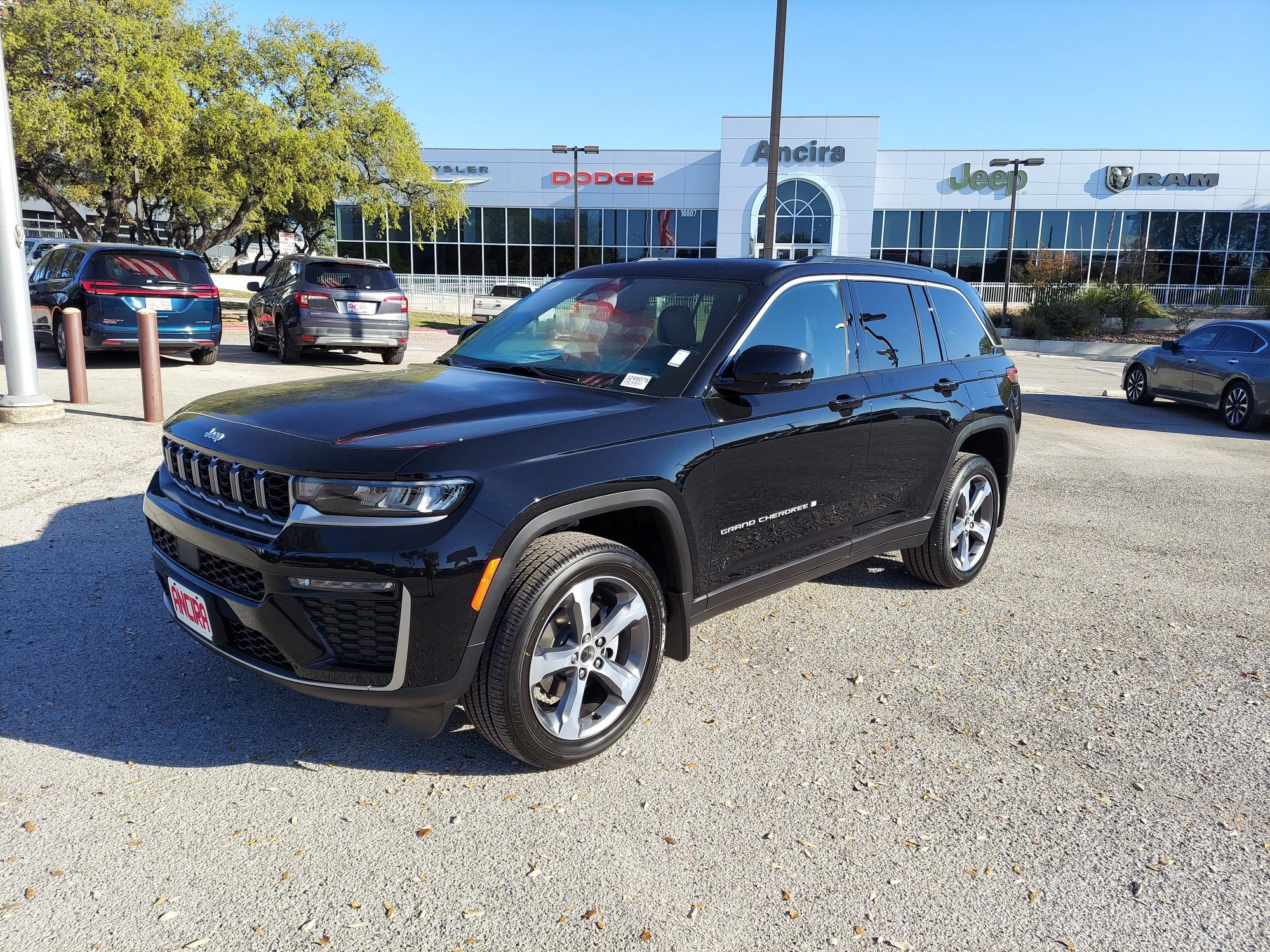 New 2026 Diamond Black Crystal Pearlcoat Jeep Limited image 6