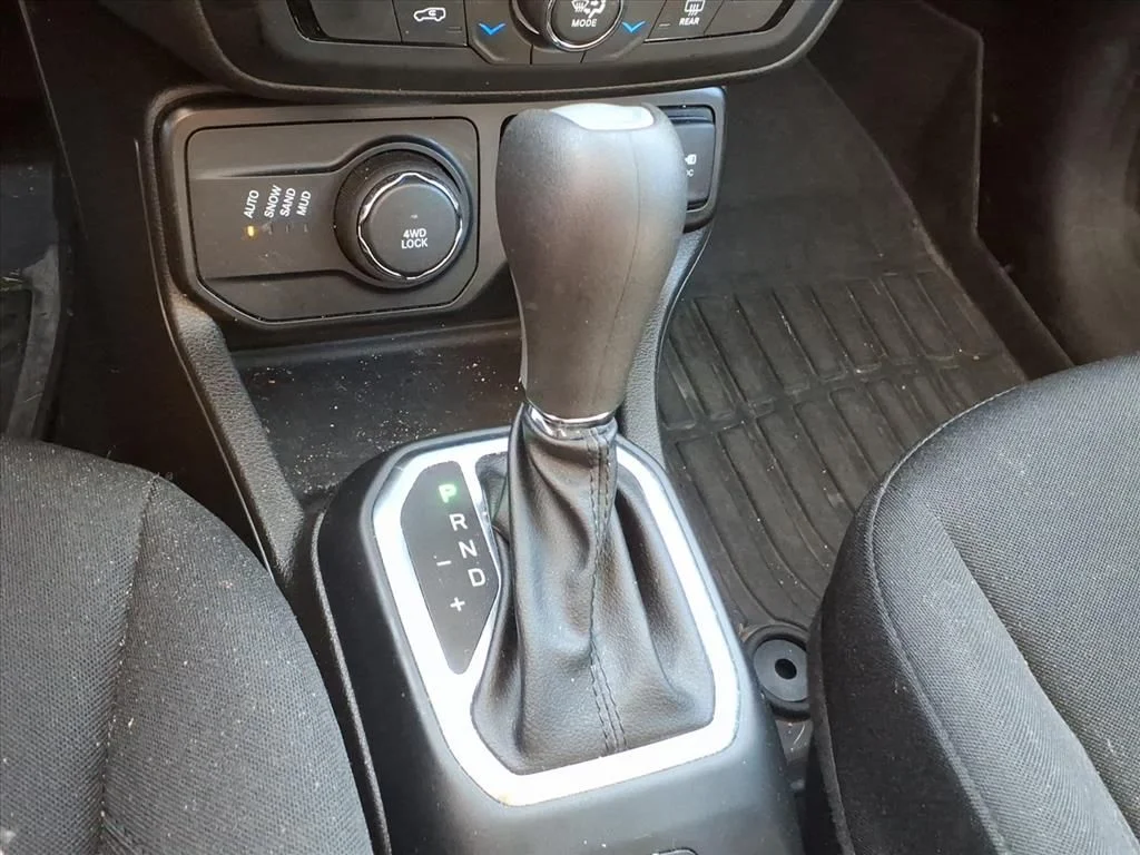 Used 2021 Silver Jeep Latitude image 24