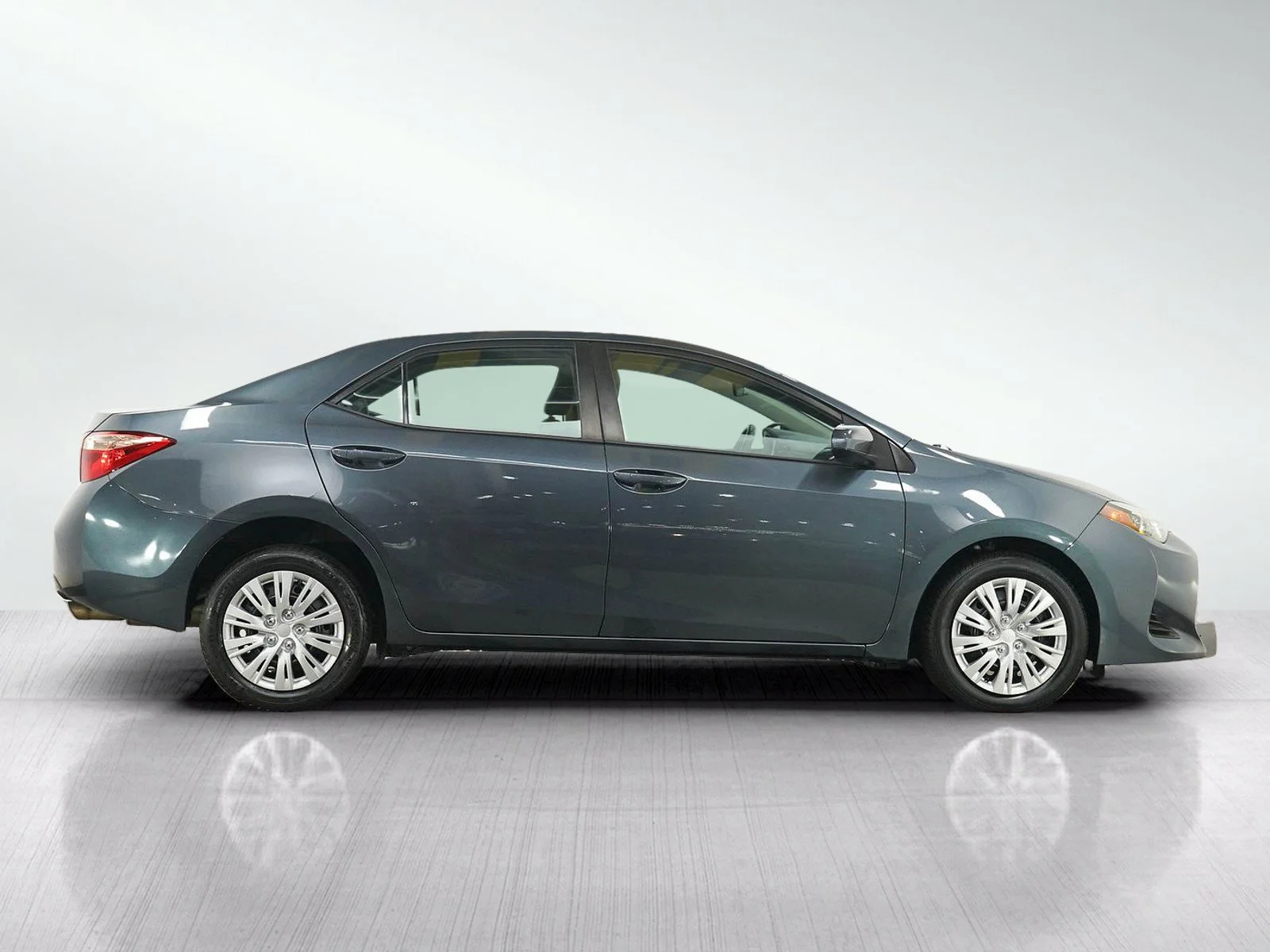 Used 2017  Toyota LE image 6