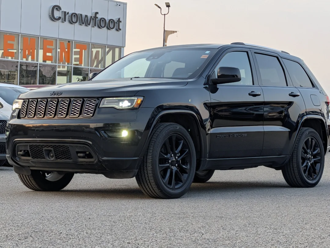 Used 2020 Black Jeep Altitude - - 4x4 - Leather Seats - Power Sunroof - Navigation & More! image 4