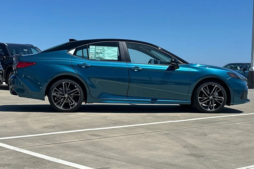 New 2026 Ocean Gem with Midnight Black Metallic roof <sup>1</sup> Toyota  XSE image 3