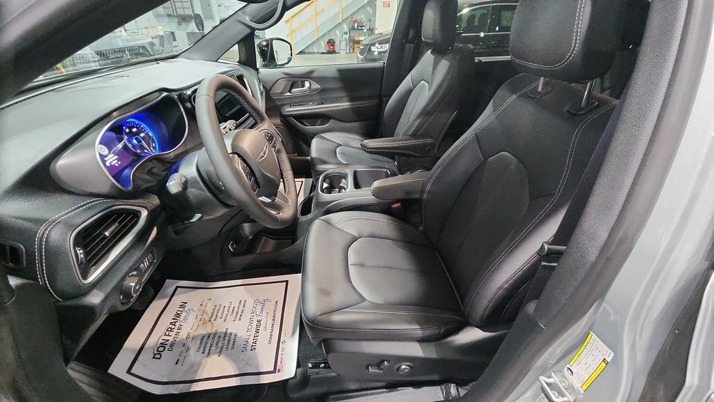2026 Chrysler Pacifica Select - Photo 15