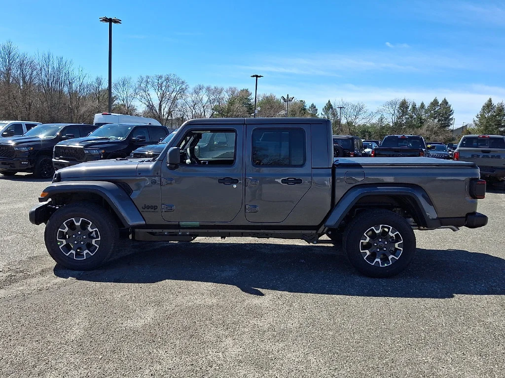 New 2026 Granite Crystal Metallic Clear-Coat Exterior Paint Jeep Sahara image 5