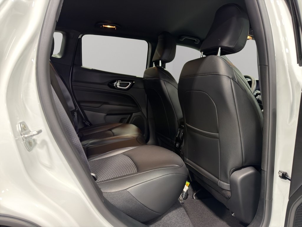 New 2026 Bright White Clear-Coat Exterior Paint Jeep Latitude Altitude image 20