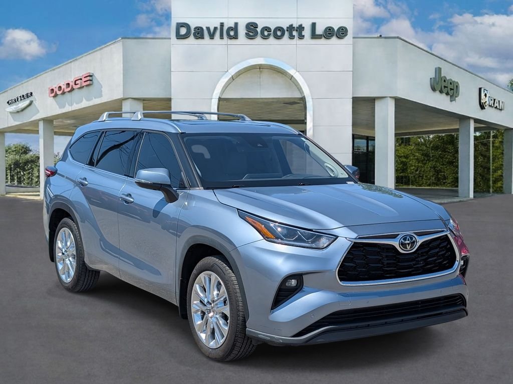 Used 2023  Toyota Limited image 3