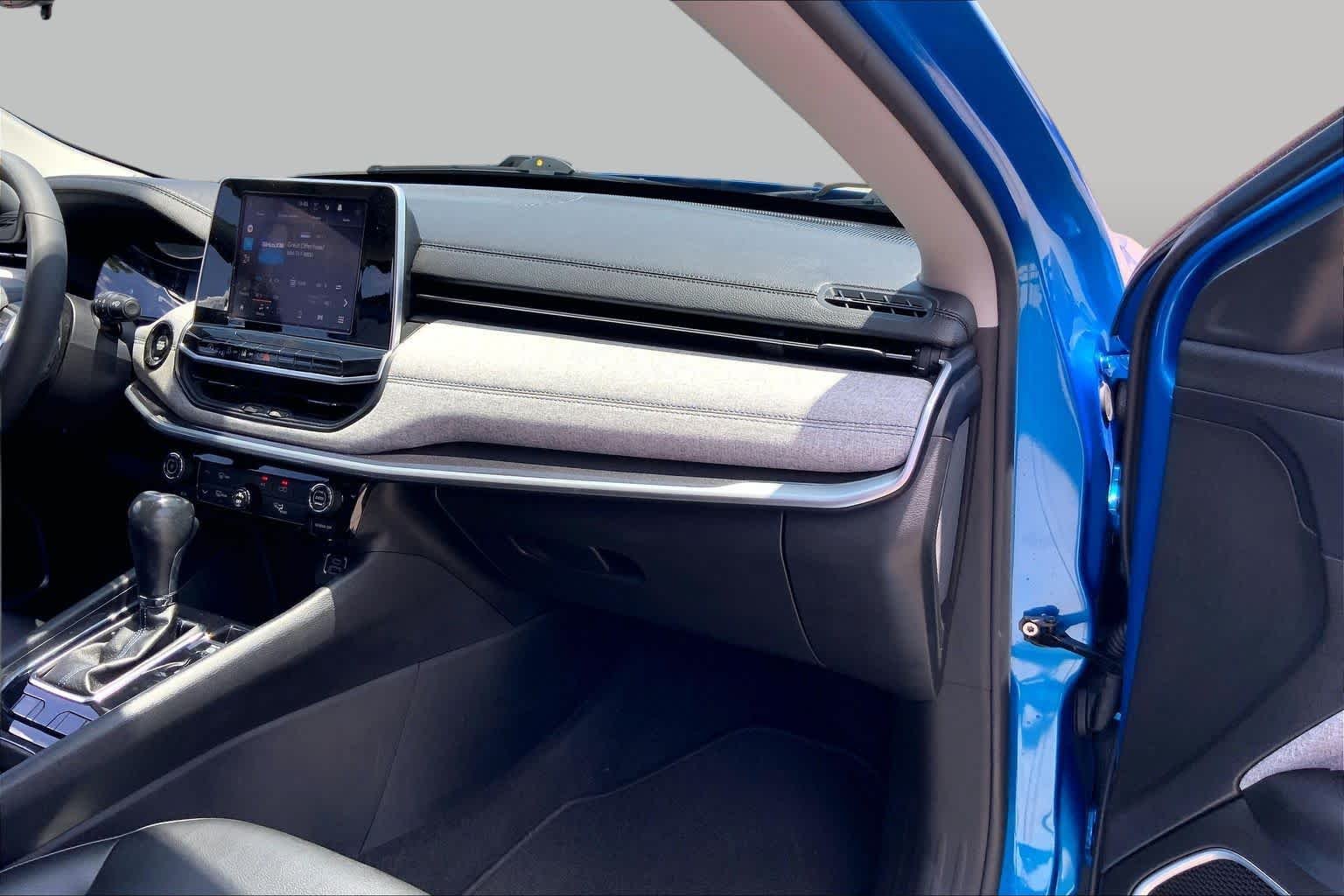 Used 2022 Laser Blue Pearlcoat Jeep Latitude image 18