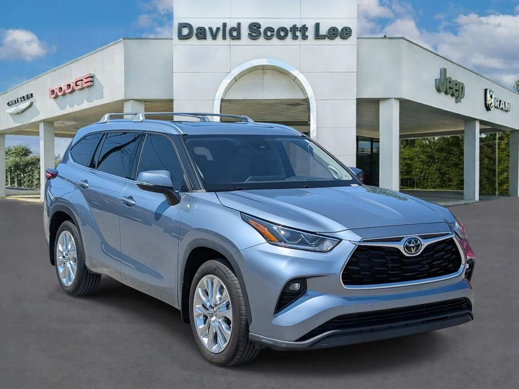 Used 2023  Toyota Limited image 3