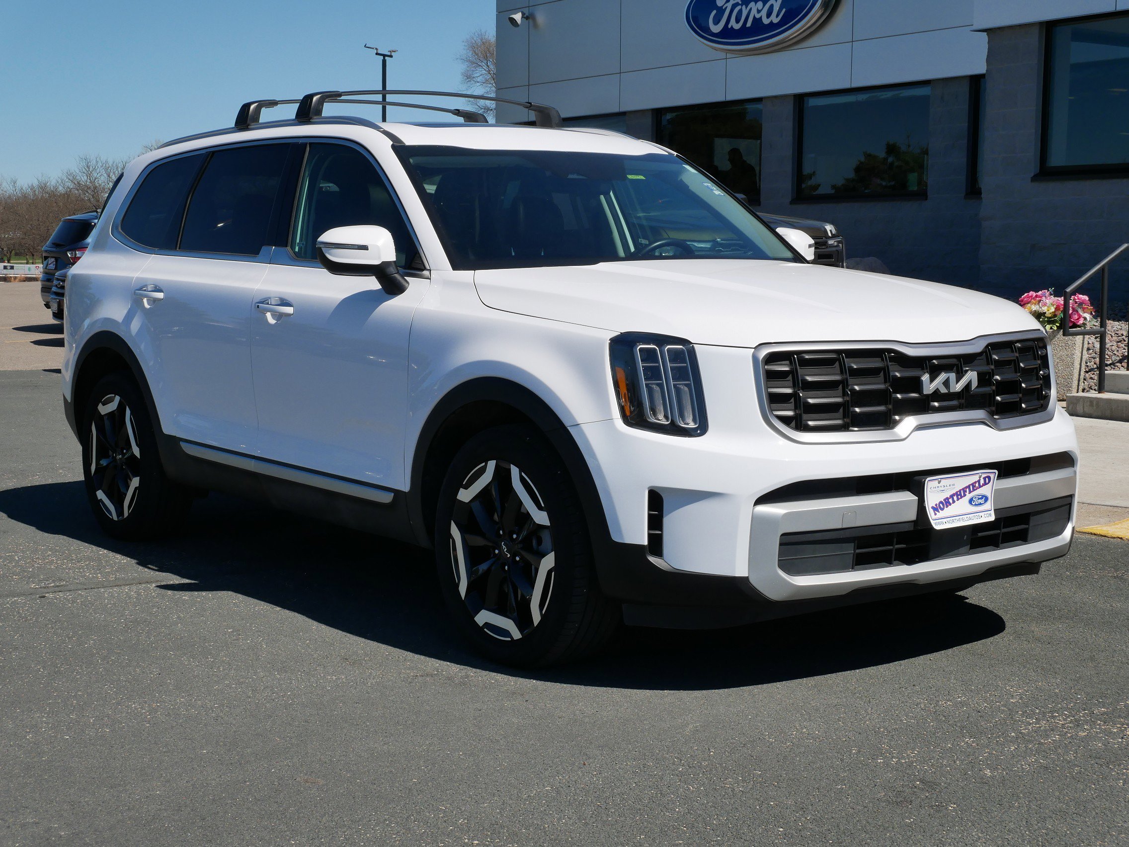 Used 2025 Kia Telluride S with VIN 5XYP6DGC8SG587386 for sale in Northfield, Minnesota