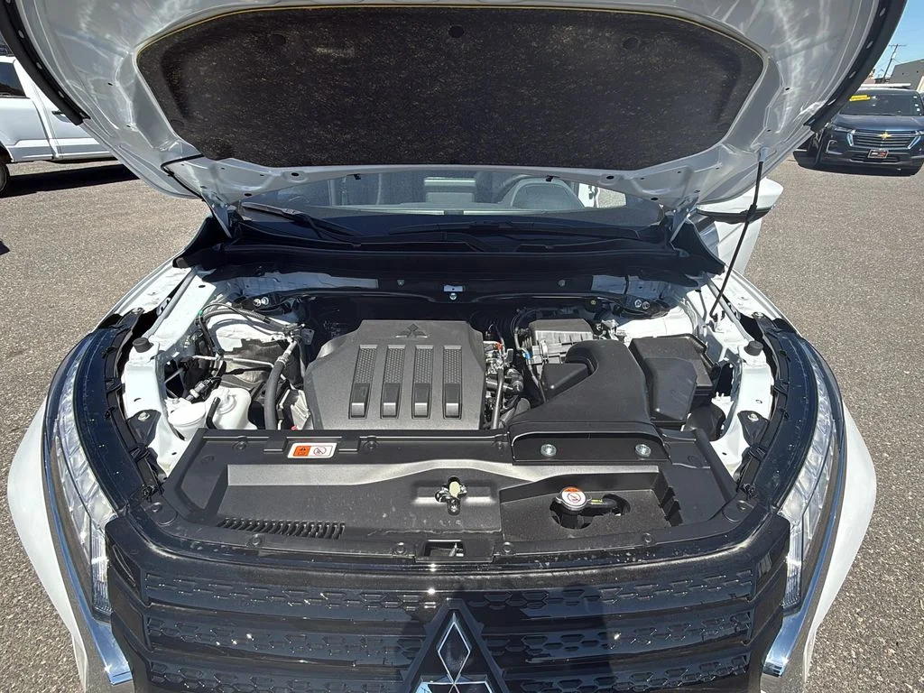 New 2026 White Diamond Mitsubishi SEL AWD image 32