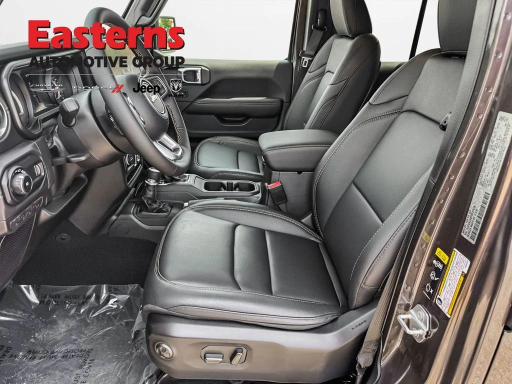 New 2025 Granite Crystal Metallic Clear-Coat Exterior Paint Jeep Sahara image 14