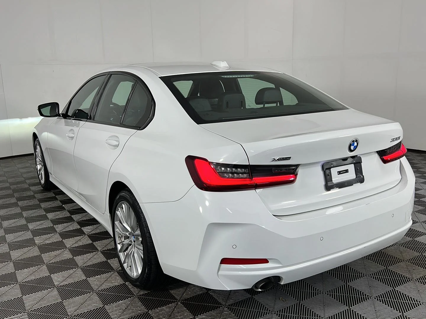 Used 2023 Alpine White BMW 330i xDrive image 9