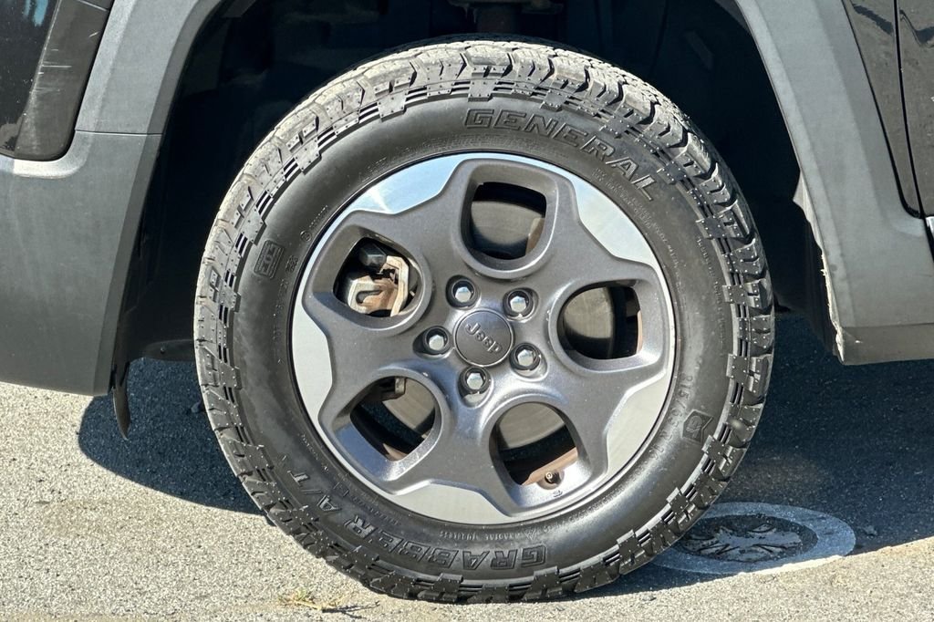 Used 2016 Black Jeep Latitude image 27