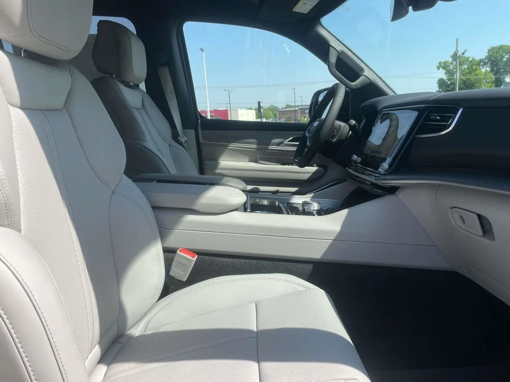 New 2026 Bright White Clear-Coat Exterior Paint Jeep Limited Reserve image 15