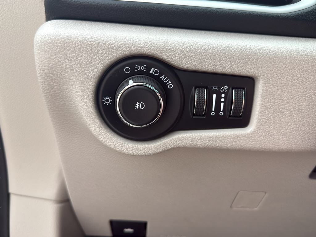 Used 2023 White Chrysler Touring L image 21