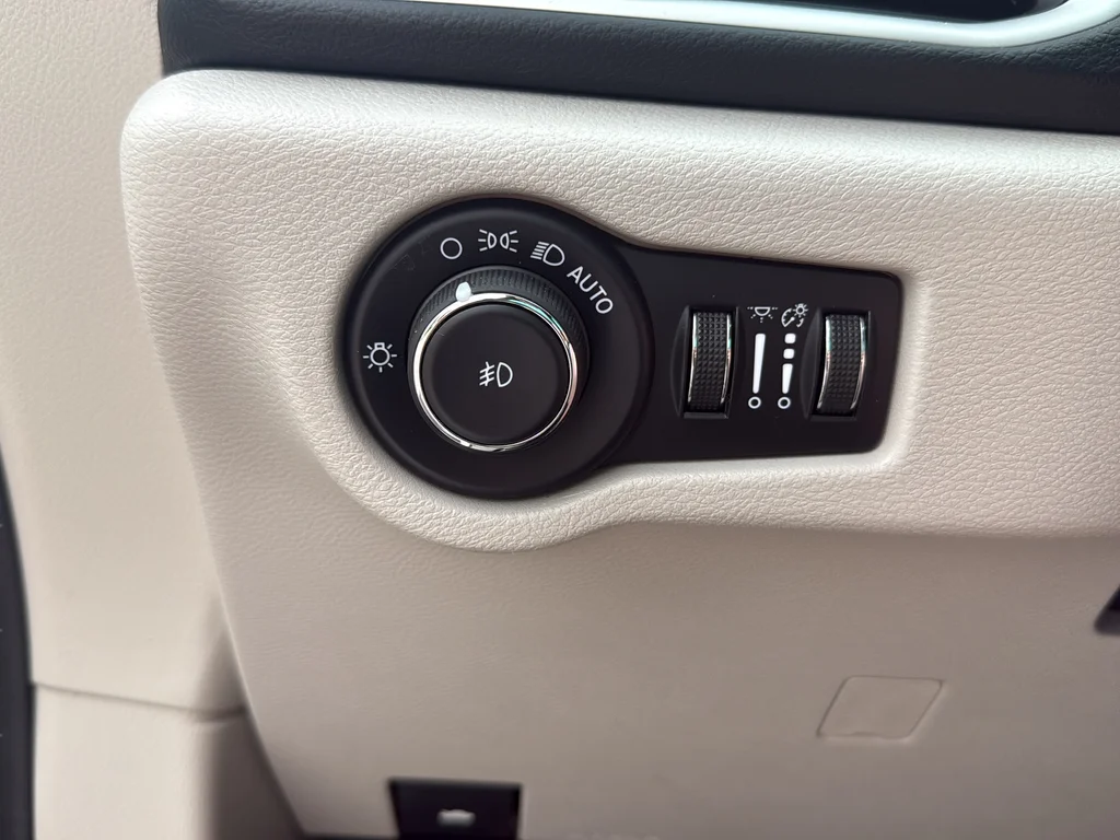 Used 2023 White Chrysler Touring L image 21