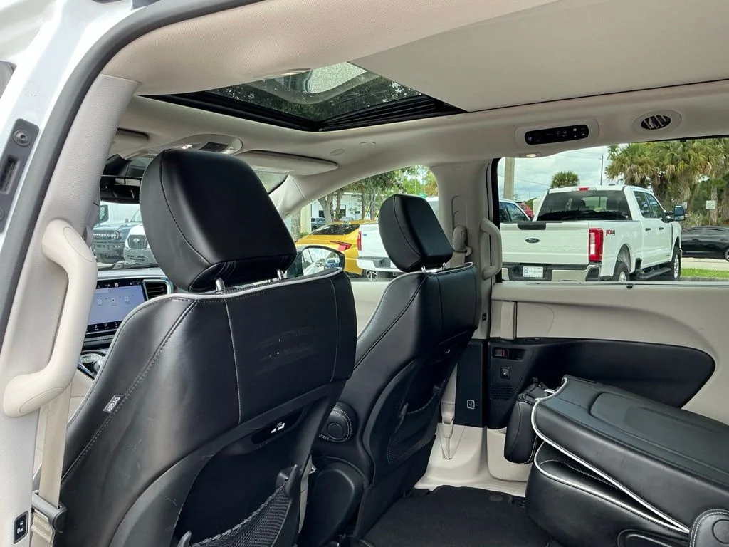 Used 2023 White Chrysler Limited image 30