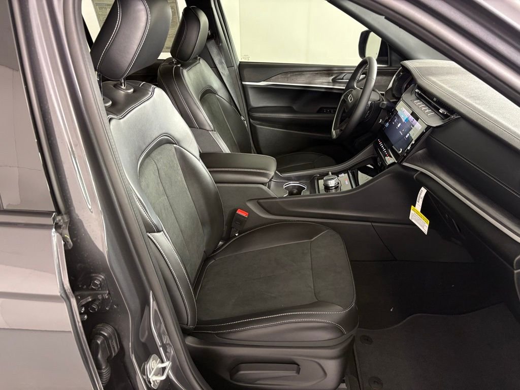 New 2026 Baltic Gray Metallic Clear-Coat Exterior Paint Jeep Altitude image 45