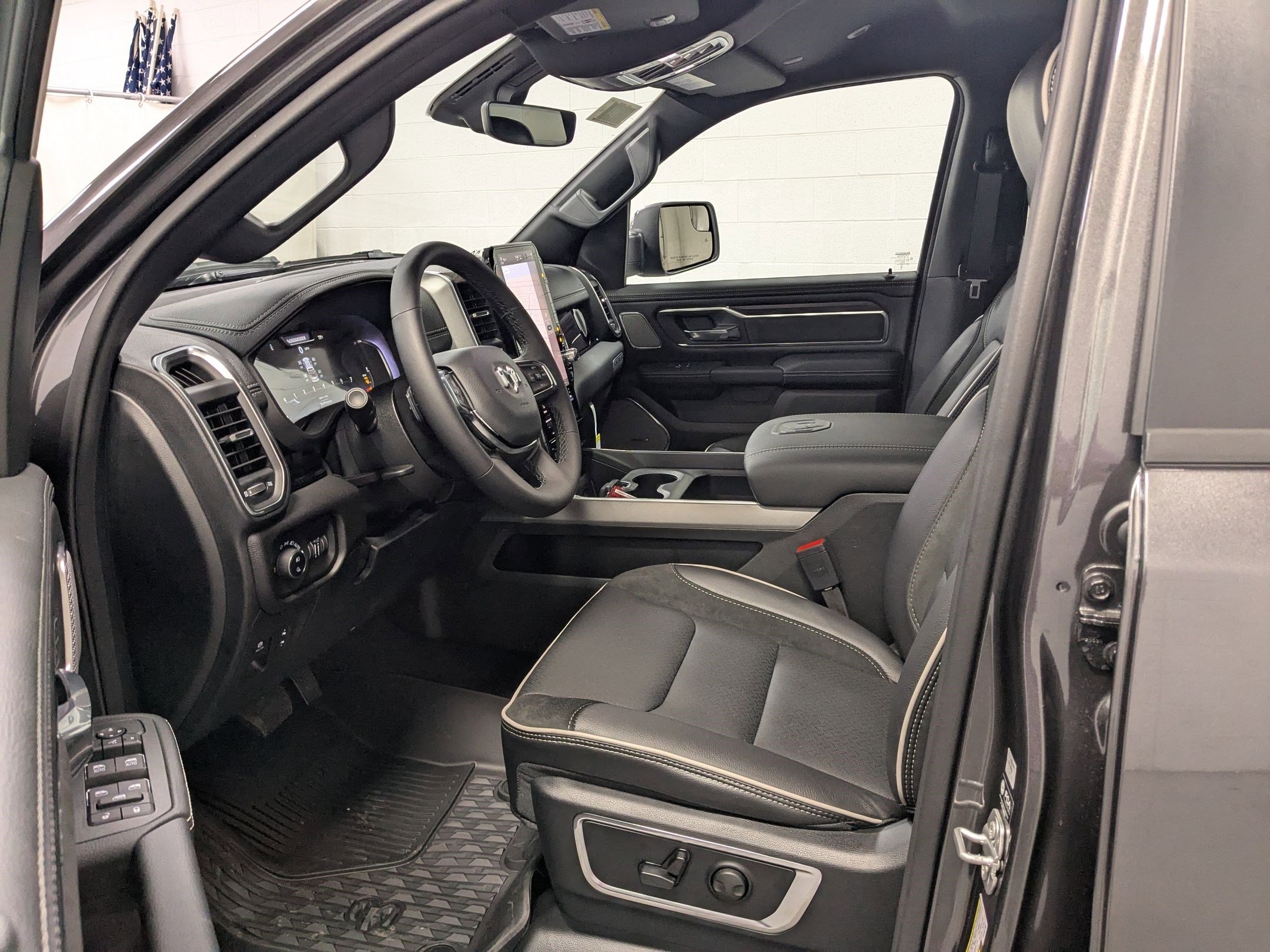 New 2026 Granite Crystal Metallic Clear-Coat Exterior Paint RAM Laramie image 15