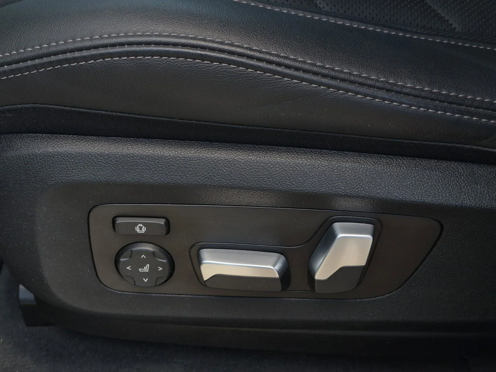 Certified Used 2023 Jet Black BMW sDrive40i image 12