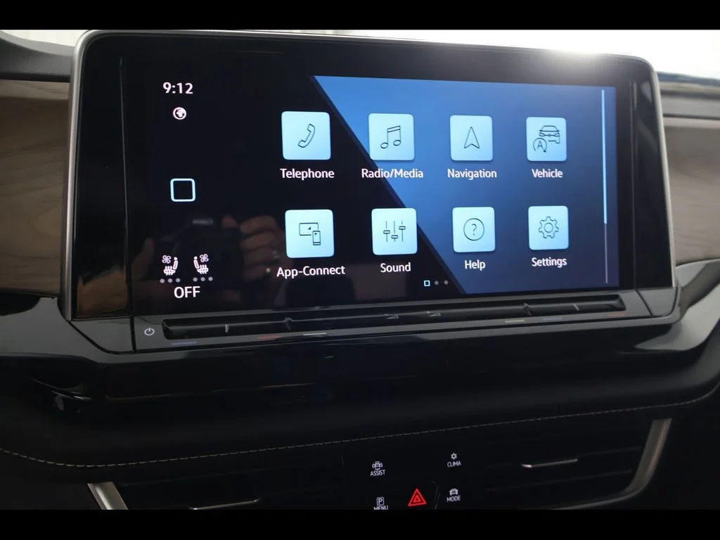 New 2026 Silver Volkswagen SE w/Technology image 17