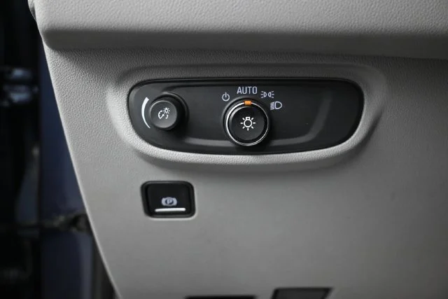 Used 2018 BLUE STEEL METALLIC GMC SLE image 12