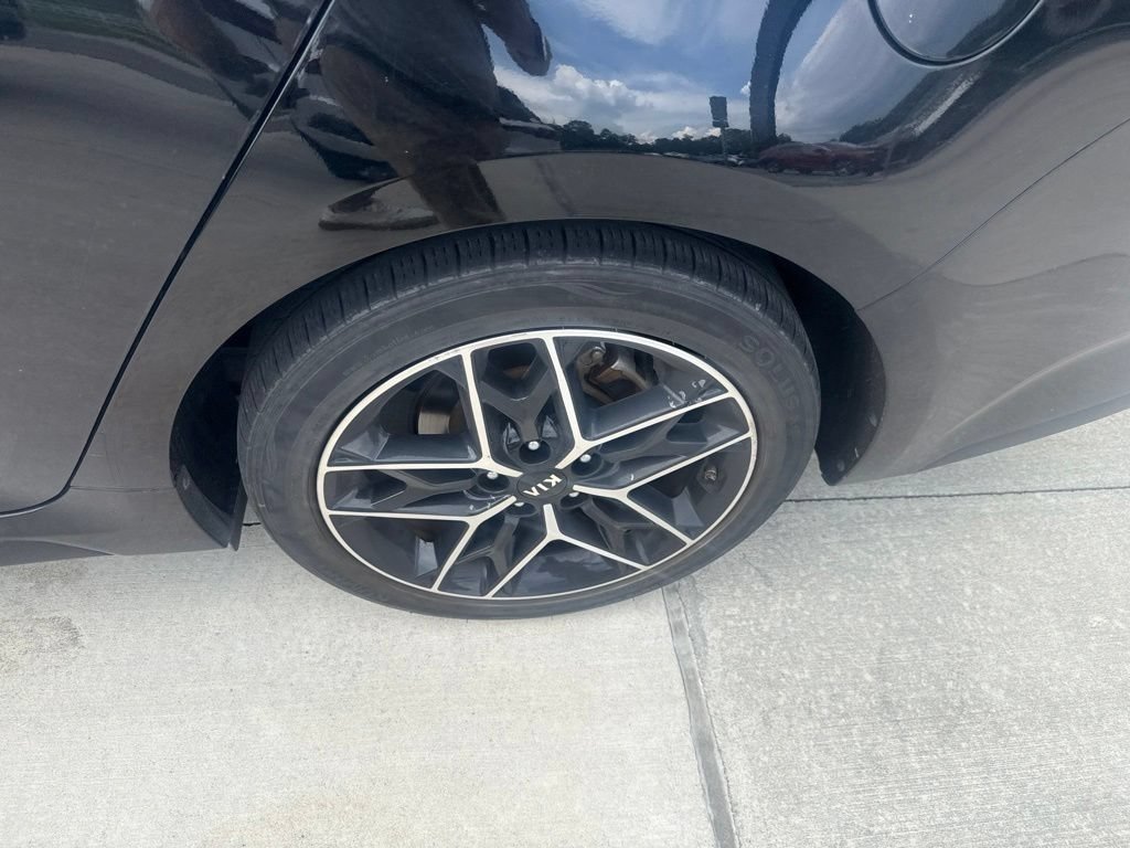 Used 2020 Ebony Black Kia SE image 9