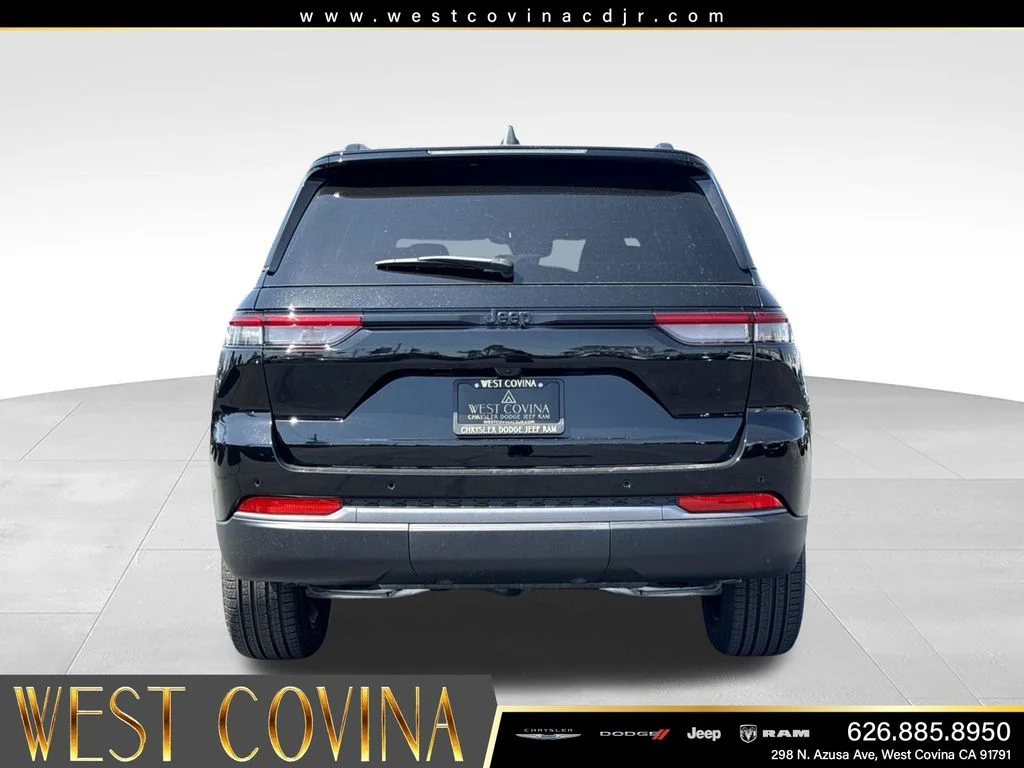 New 2026 Diamond Black Crystal Pearl-Coat Exterior Paint Jeep Limited image 9