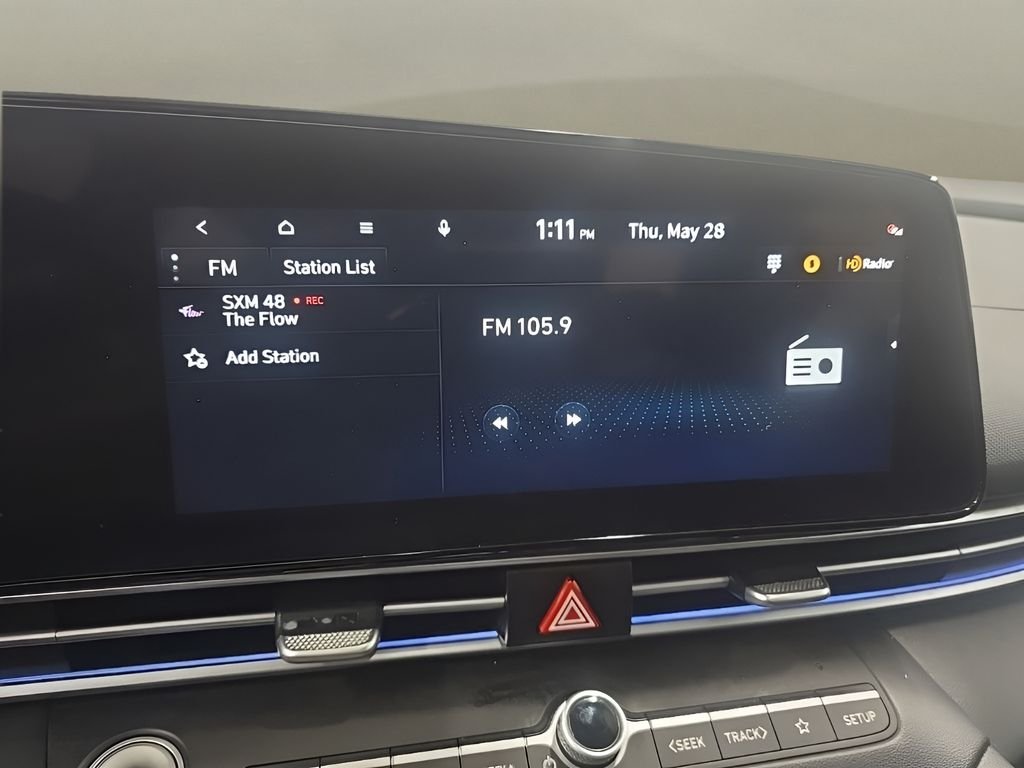 Used 2025 White Hyundai SEL Convenience image 24