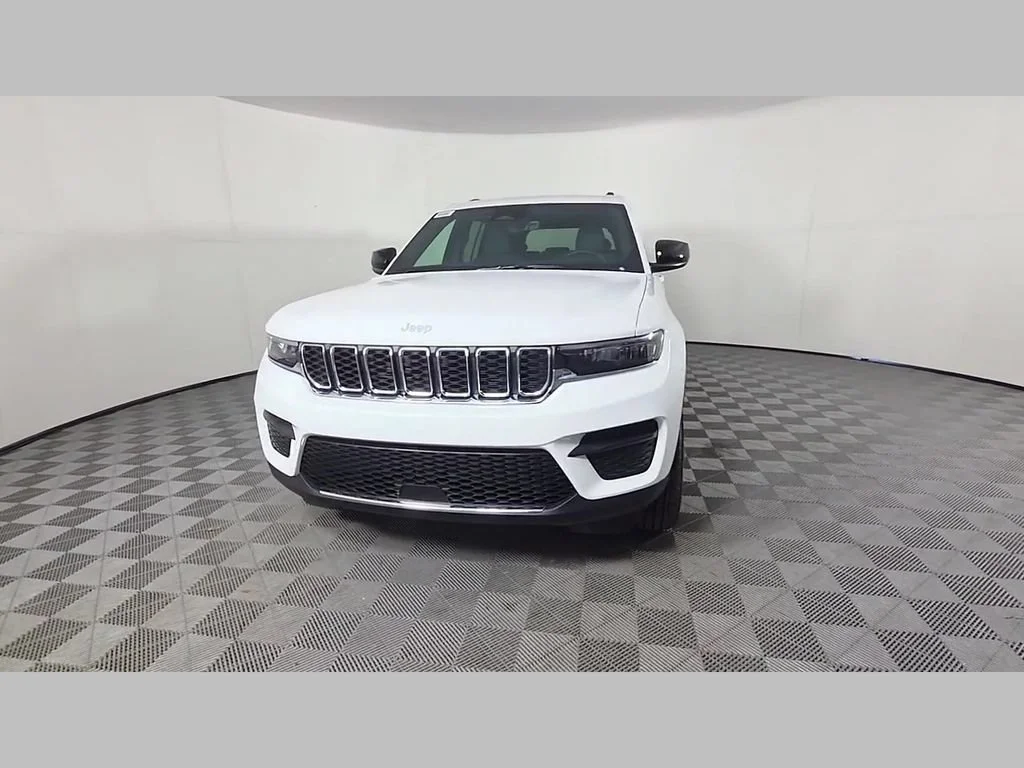 New 2026 Bright White Clear-Coat Exterior Paint Jeep Laredo X image 36